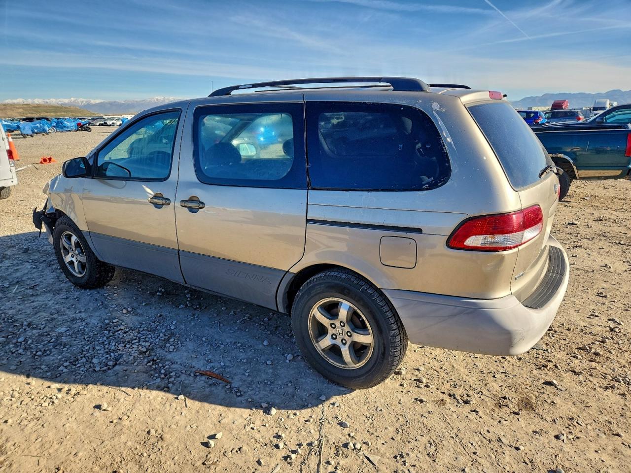 2001 TOYOTA SIENNA LE photo 3