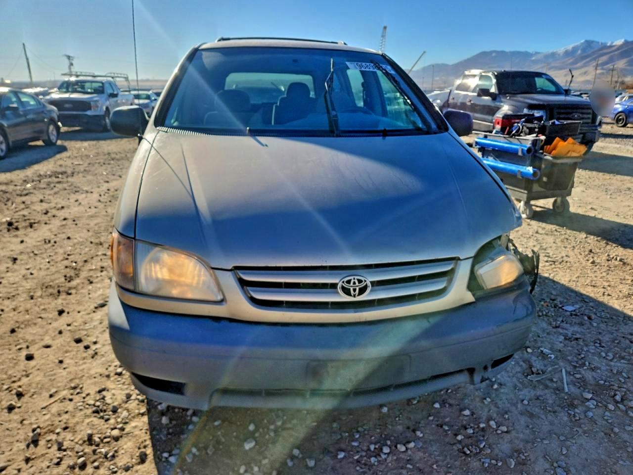 2001 TOYOTA SIENNA LE photo 9