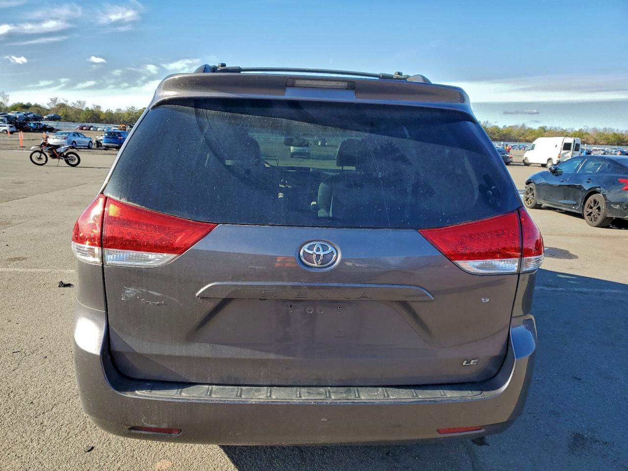 2013 TOYOTA SIENNA LE photo 11
