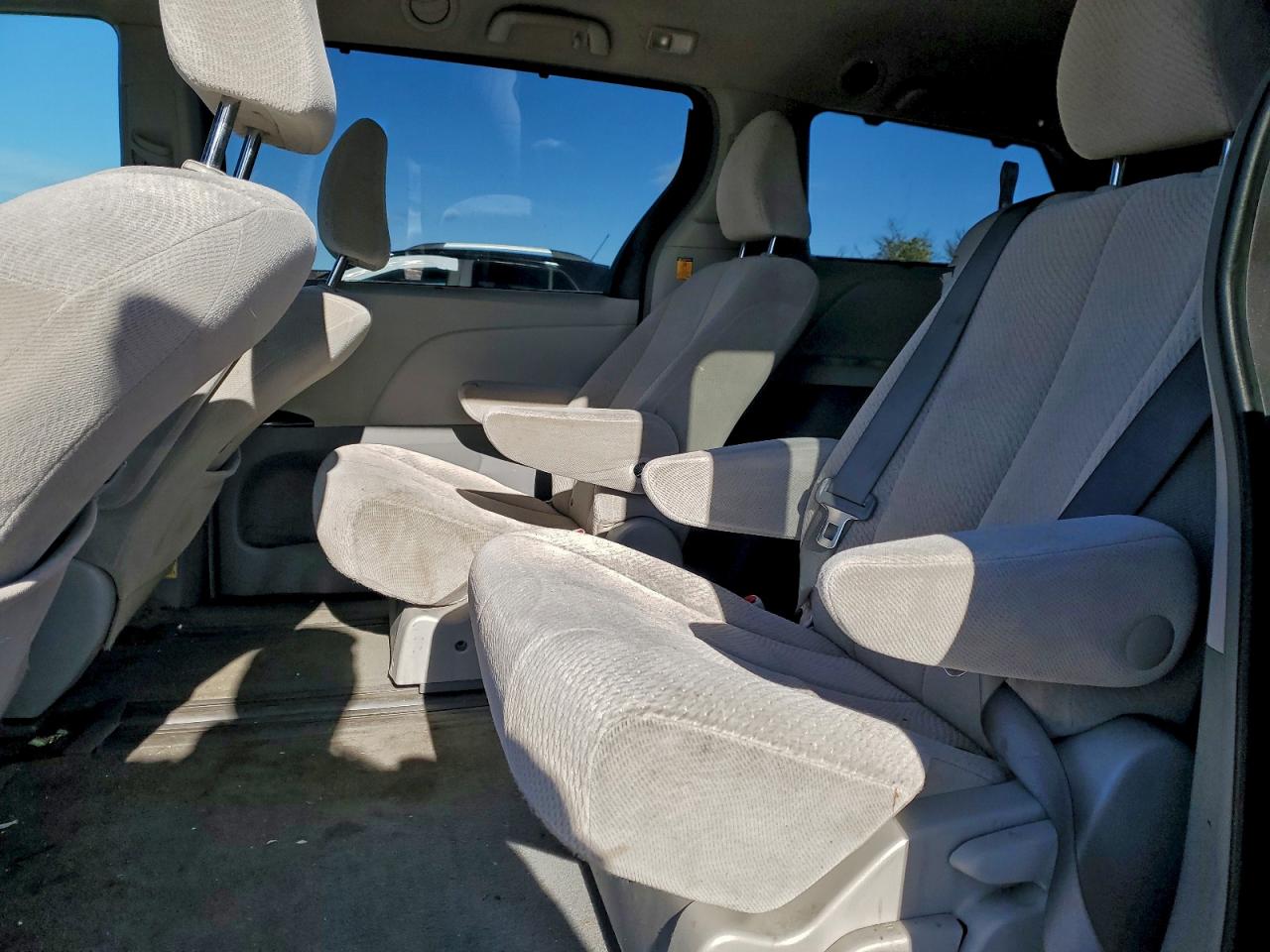2013 TOYOTA SIENNA LE photo 21