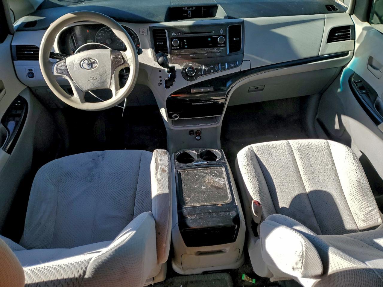 2013 TOYOTA SIENNA LE photo 15