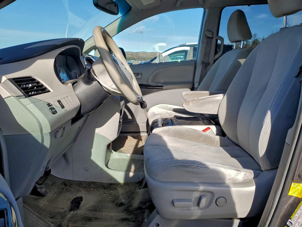 2013 TOYOTA SIENNA LE photo 13