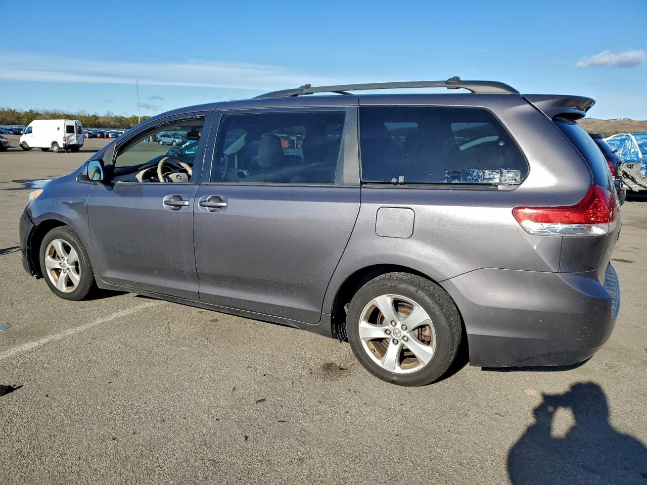 2013 TOYOTA SIENNA LE photo 3