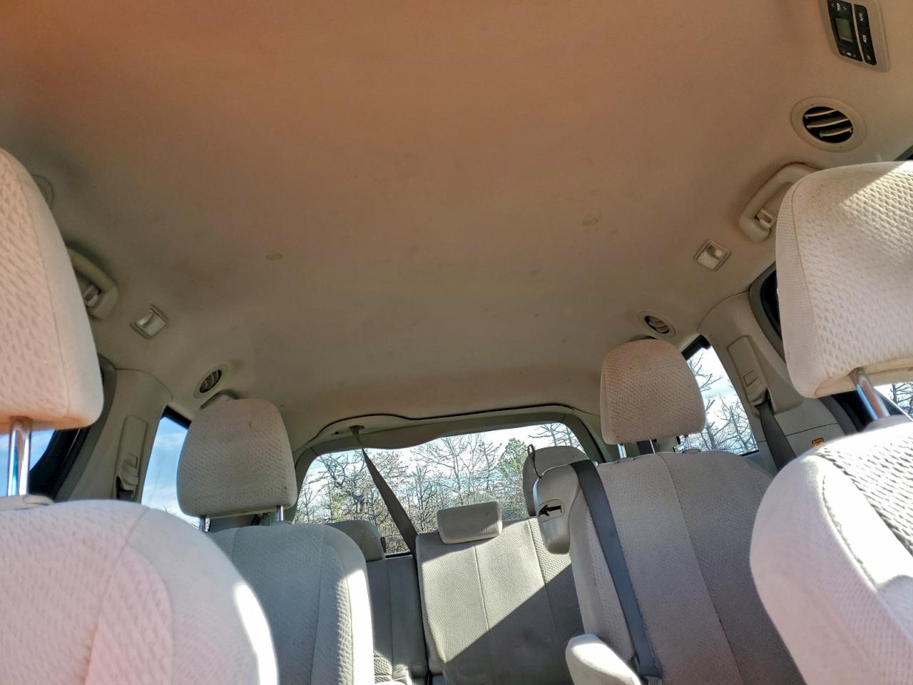 2013 TOYOTA SIENNA LE photo 19