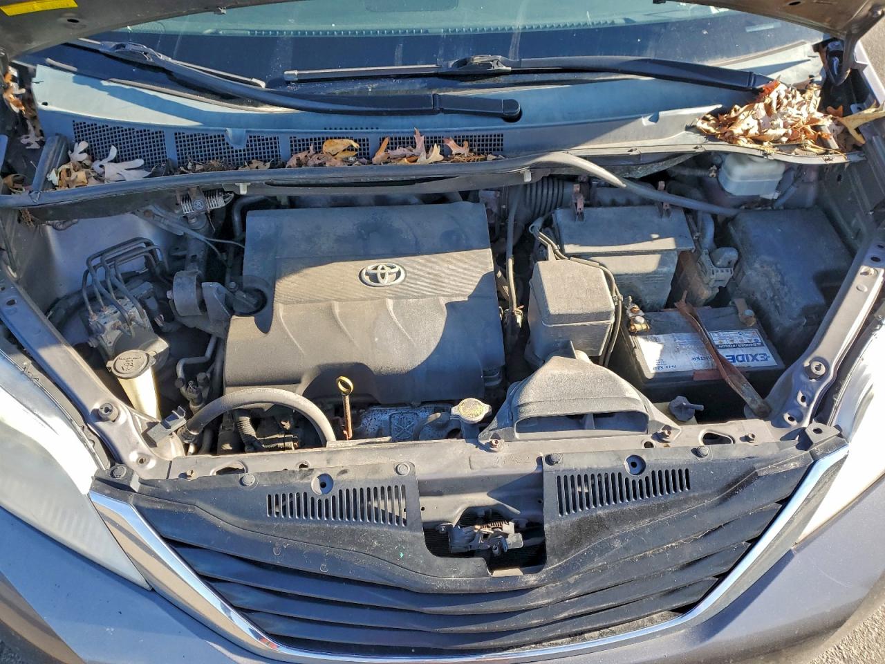 2013 TOYOTA SIENNA LE photo 23