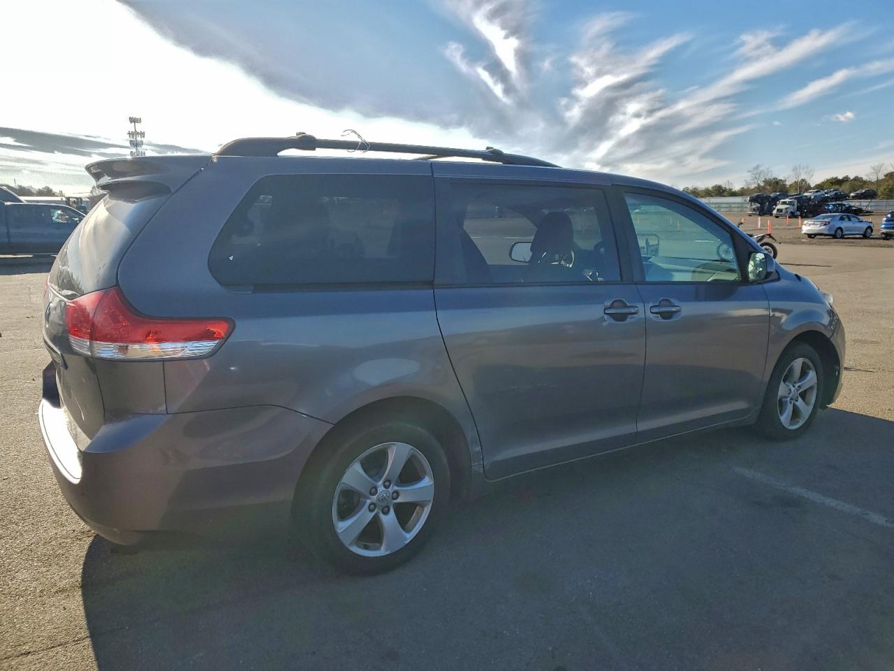 2013 TOYOTA SIENNA LE photo 5