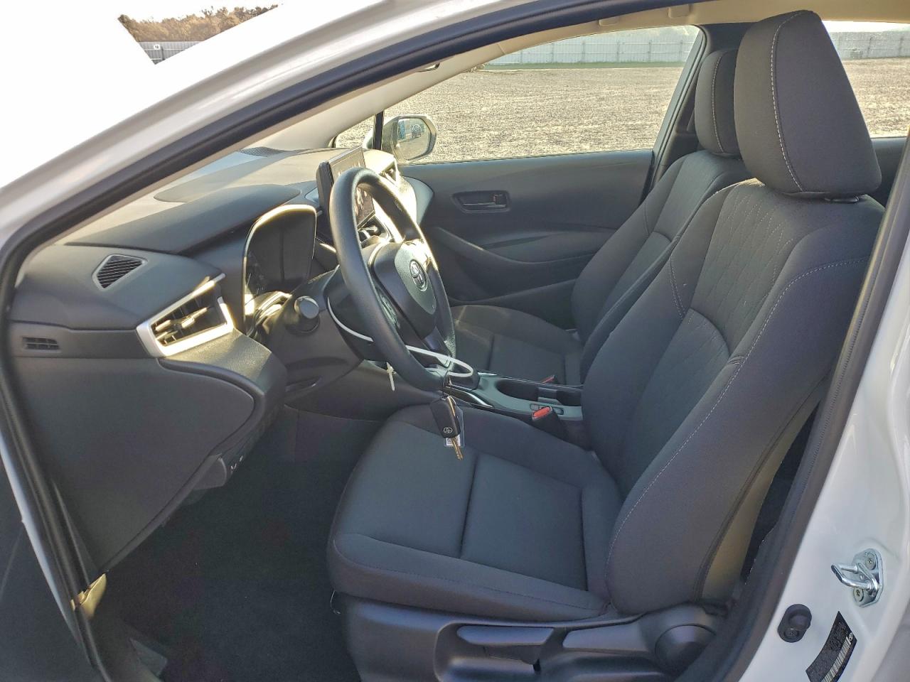 2025 TOYOTA COROLLA LE photo 13