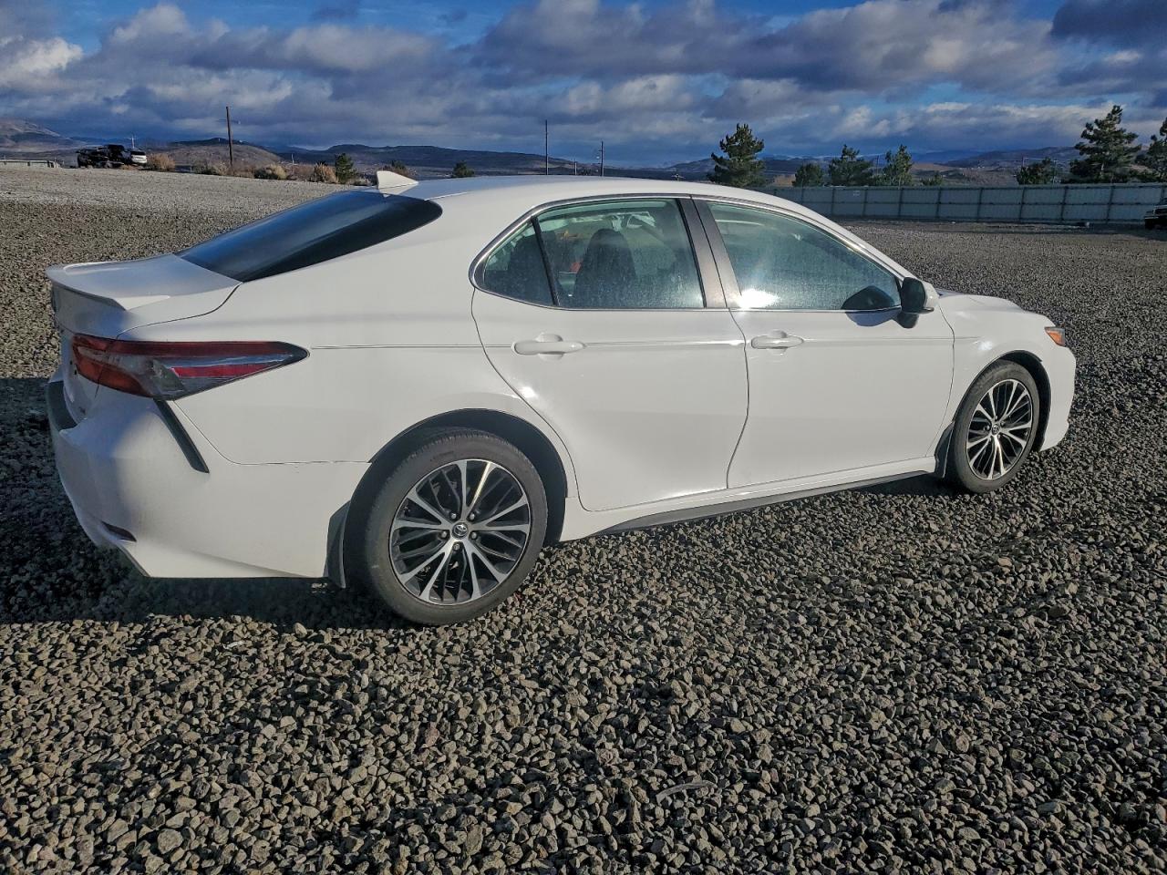 2019 TOYOTA CAMRY L photo 3