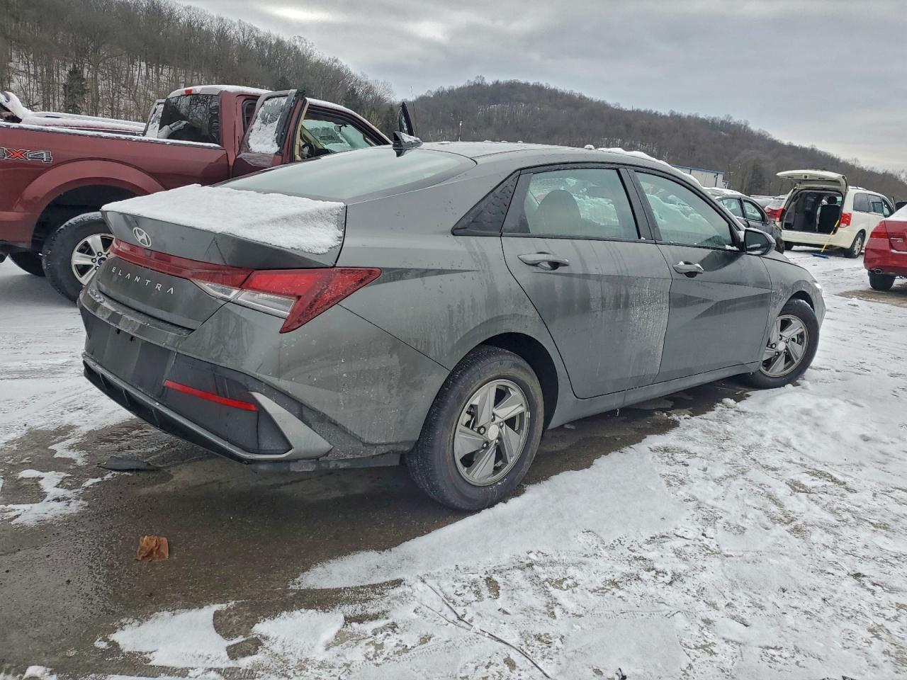 2025 HYUNDAI ELANTRA SE photo 3
