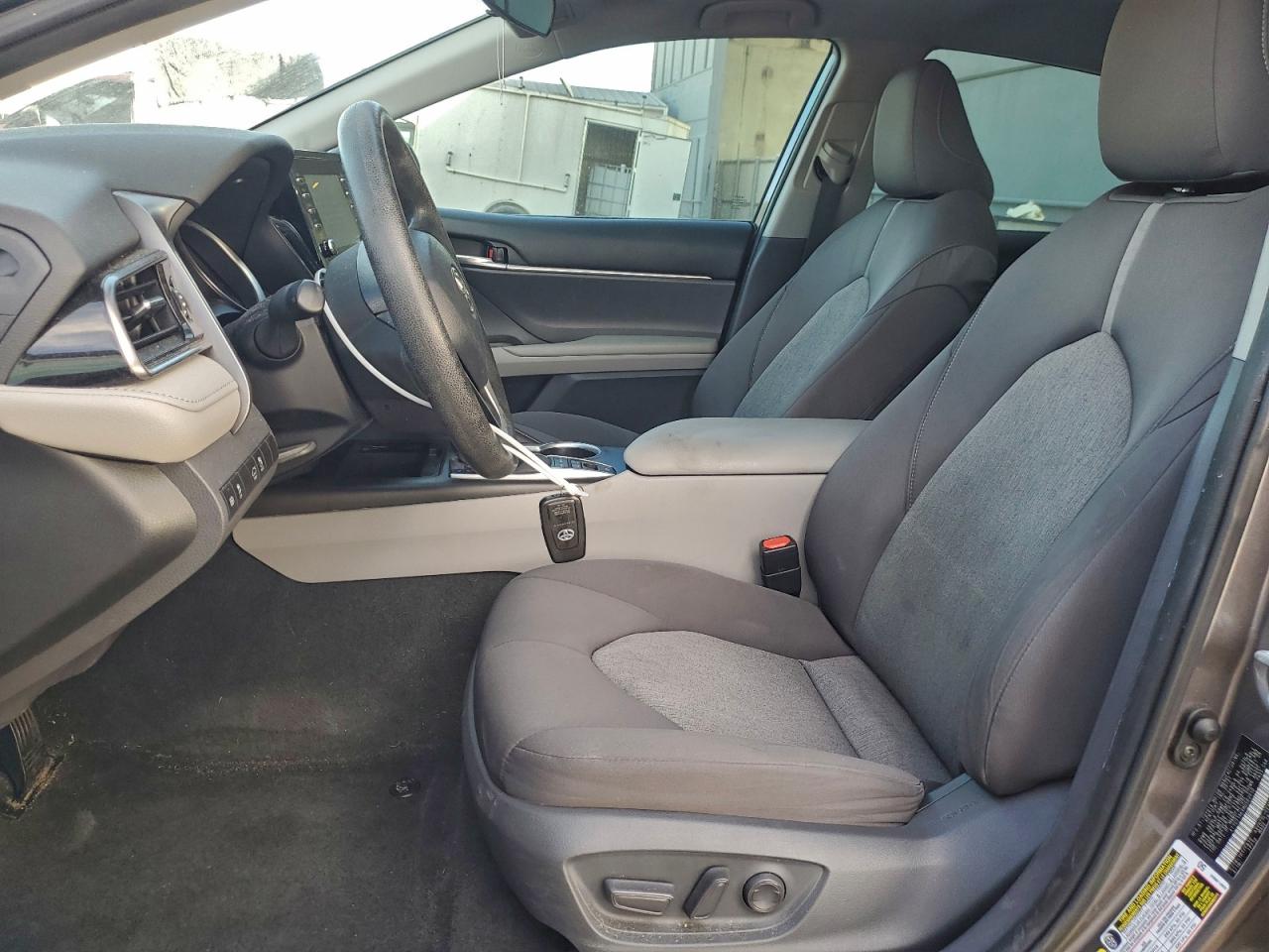 2021 TOYOTA CAMRY LE photo 25