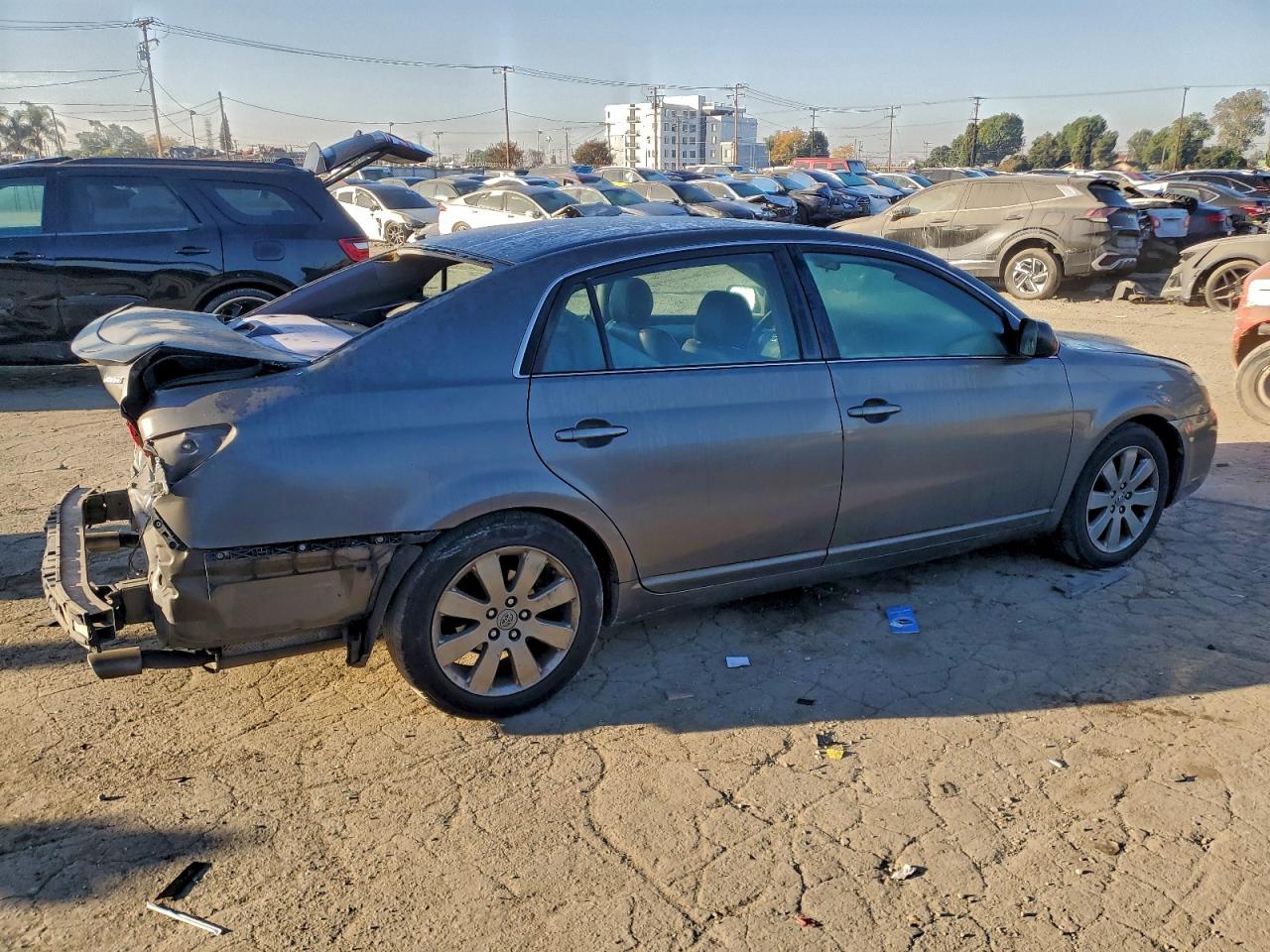 2005 TOYOTA AVALON XL photo 3