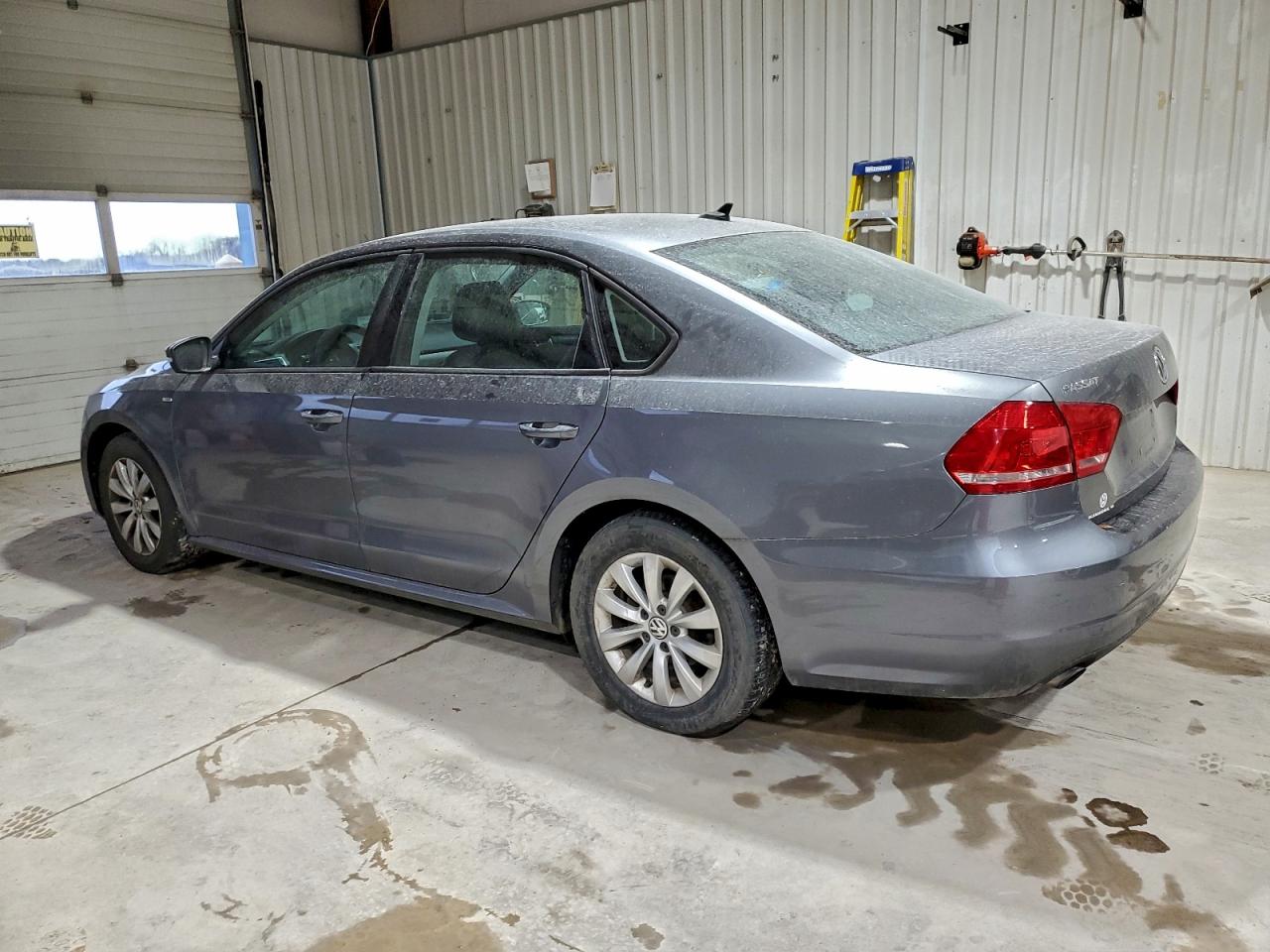 2015 VOLKSWAGEN PASSAT S photo 2