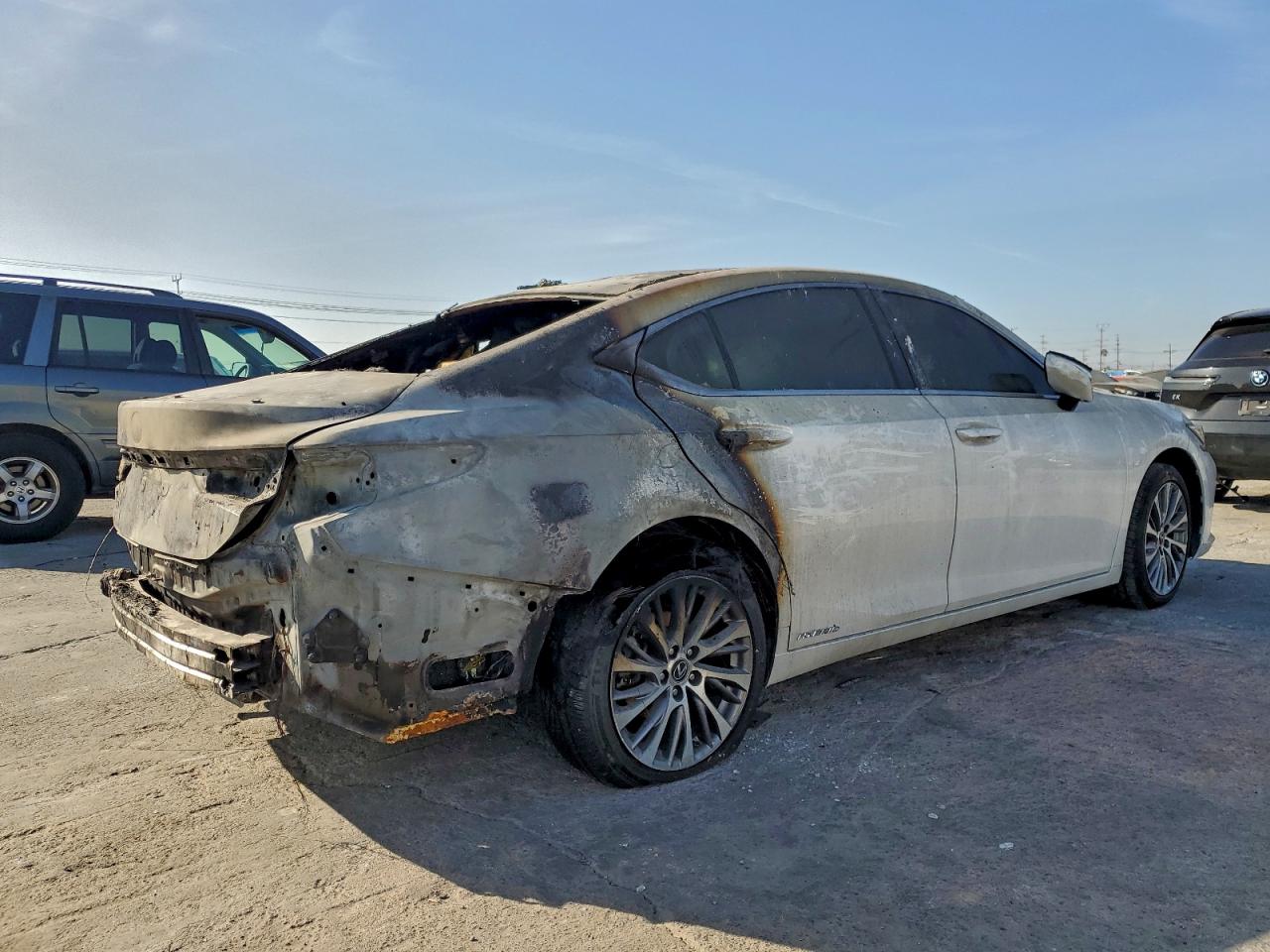 2021 LEXUS ES 300H photo 3