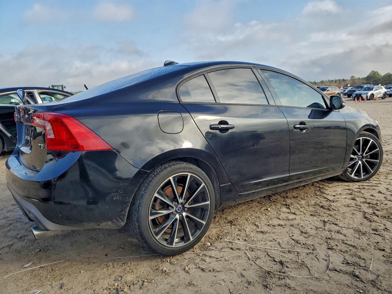 2017 VOLVO S60 photo 3