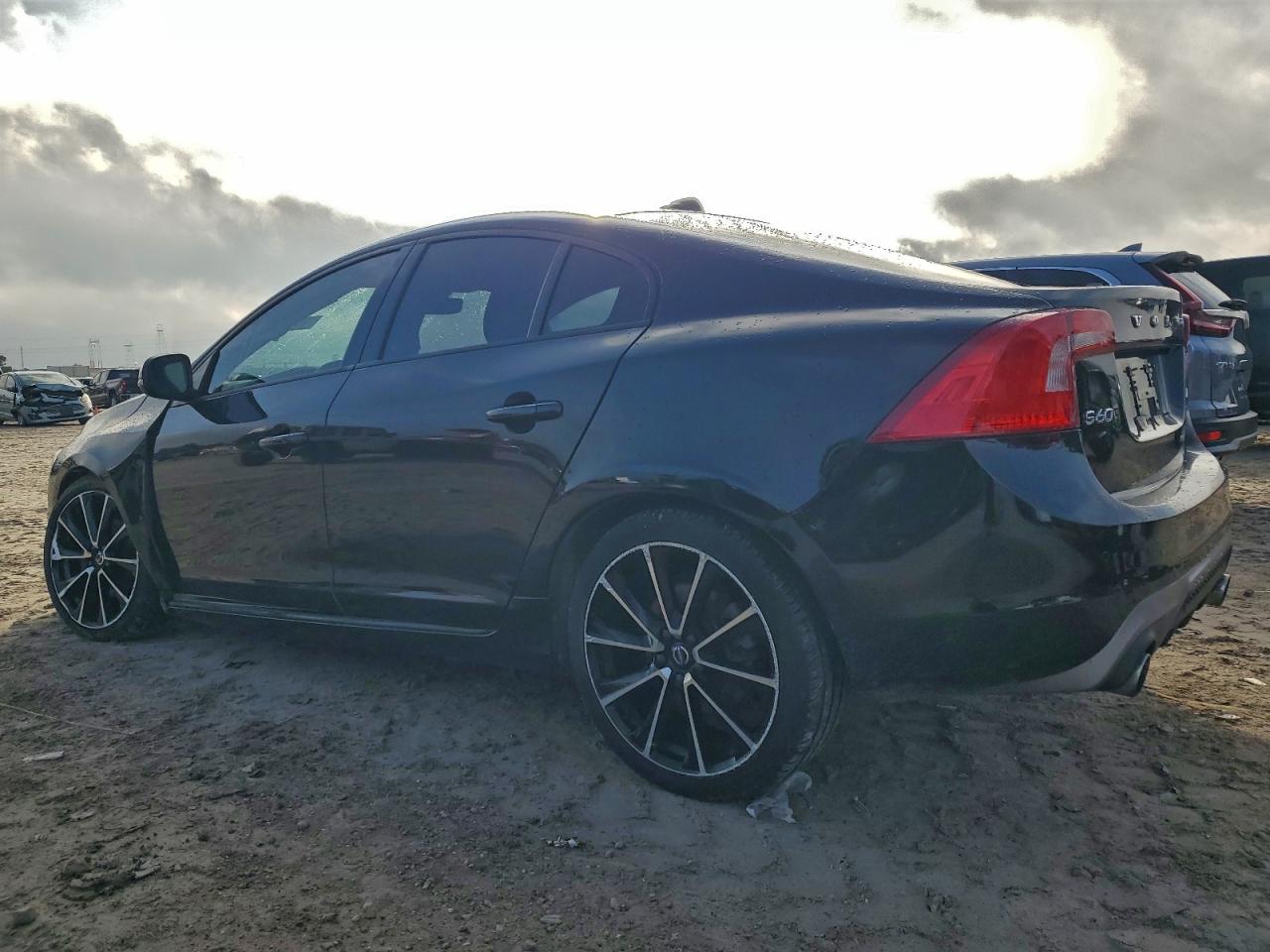 2017 VOLVO S60 photo 2