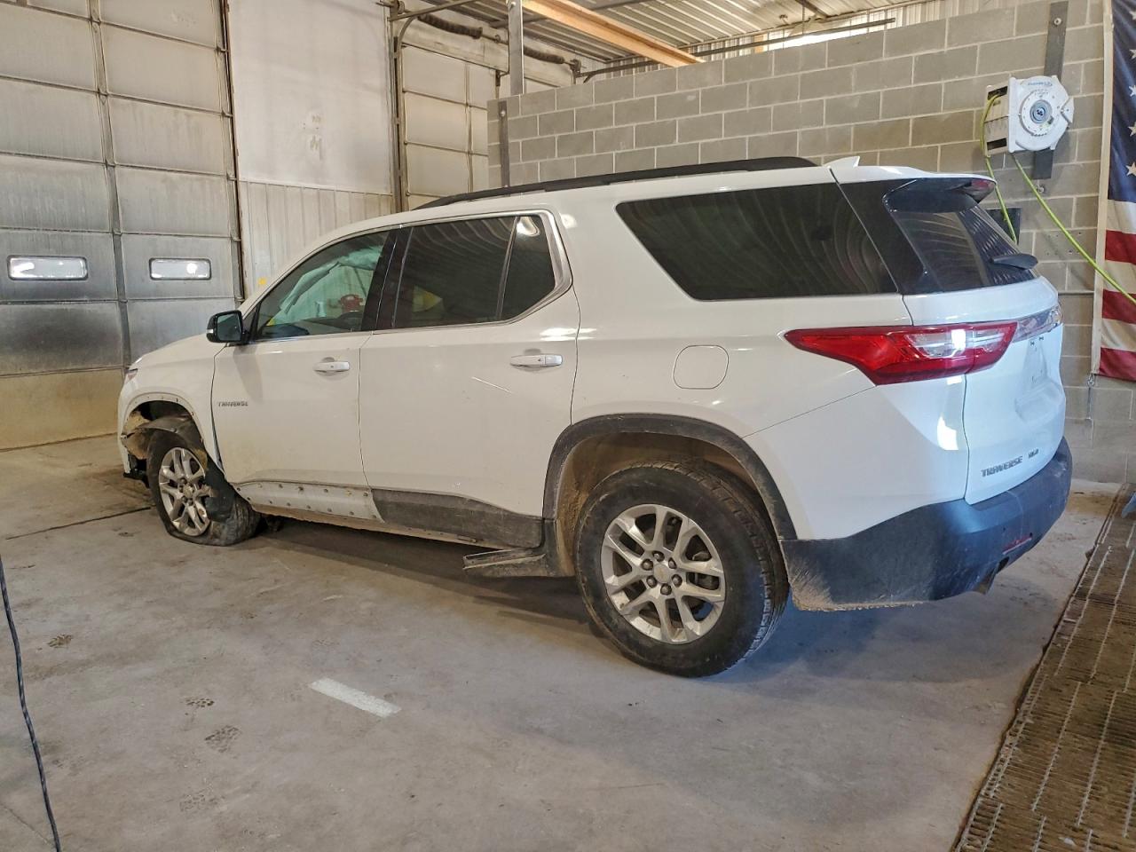 2019 CHEVROLET TRAVERSE LT photo 2