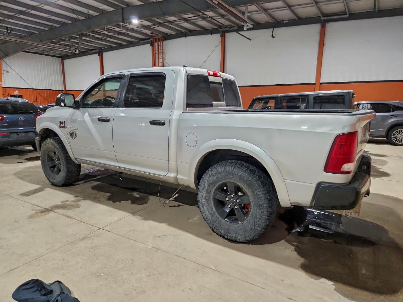 2016 RAM 1500 SLT photo 2