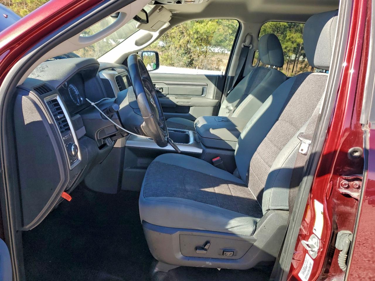2017 RAM 1500 SLT photo 7