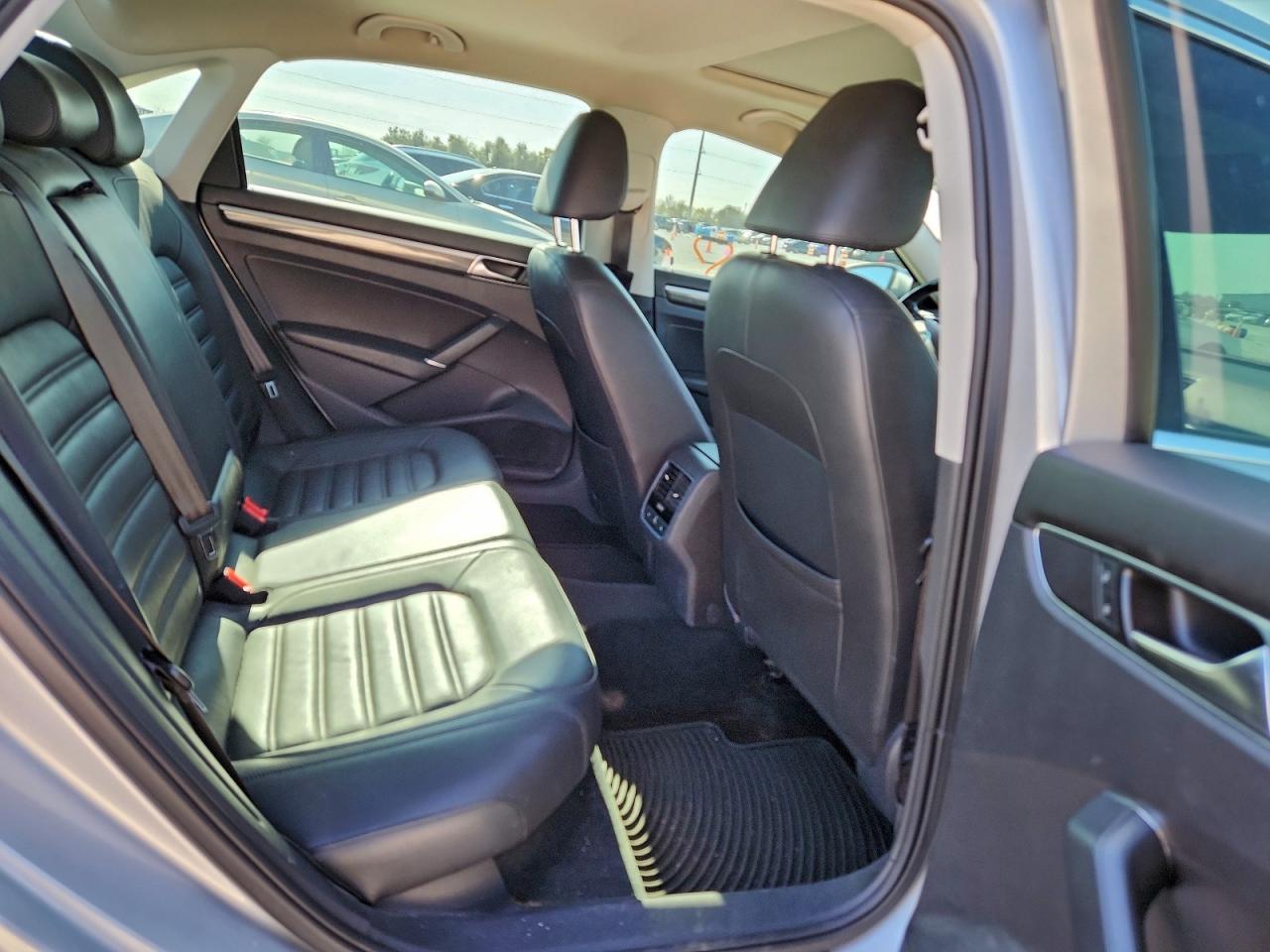 2017 VOLKSWAGEN PASSAT SEL PREMIUM photo 10
