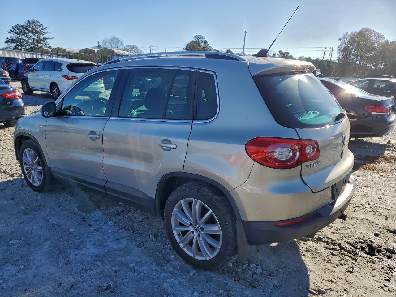 2011 VOLKSWAGEN TIGUAN S photo 2