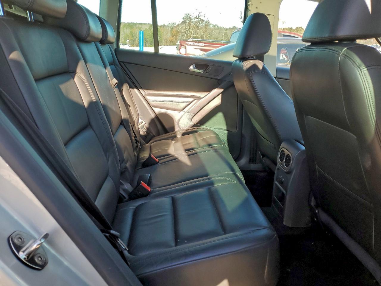 2011 VOLKSWAGEN TIGUAN S photo 11