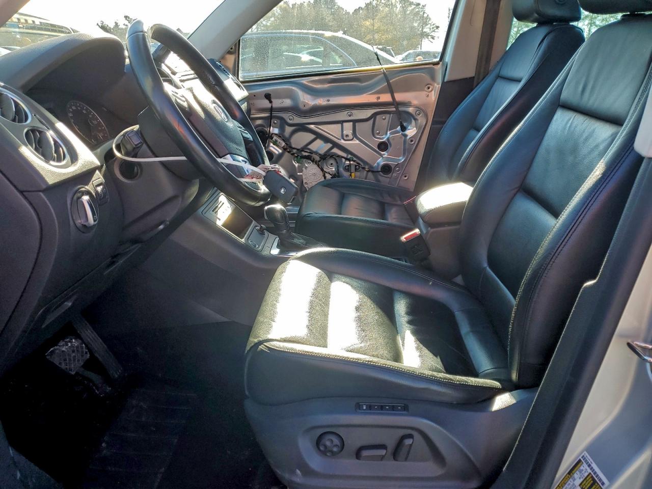 2011 VOLKSWAGEN TIGUAN S photo 7