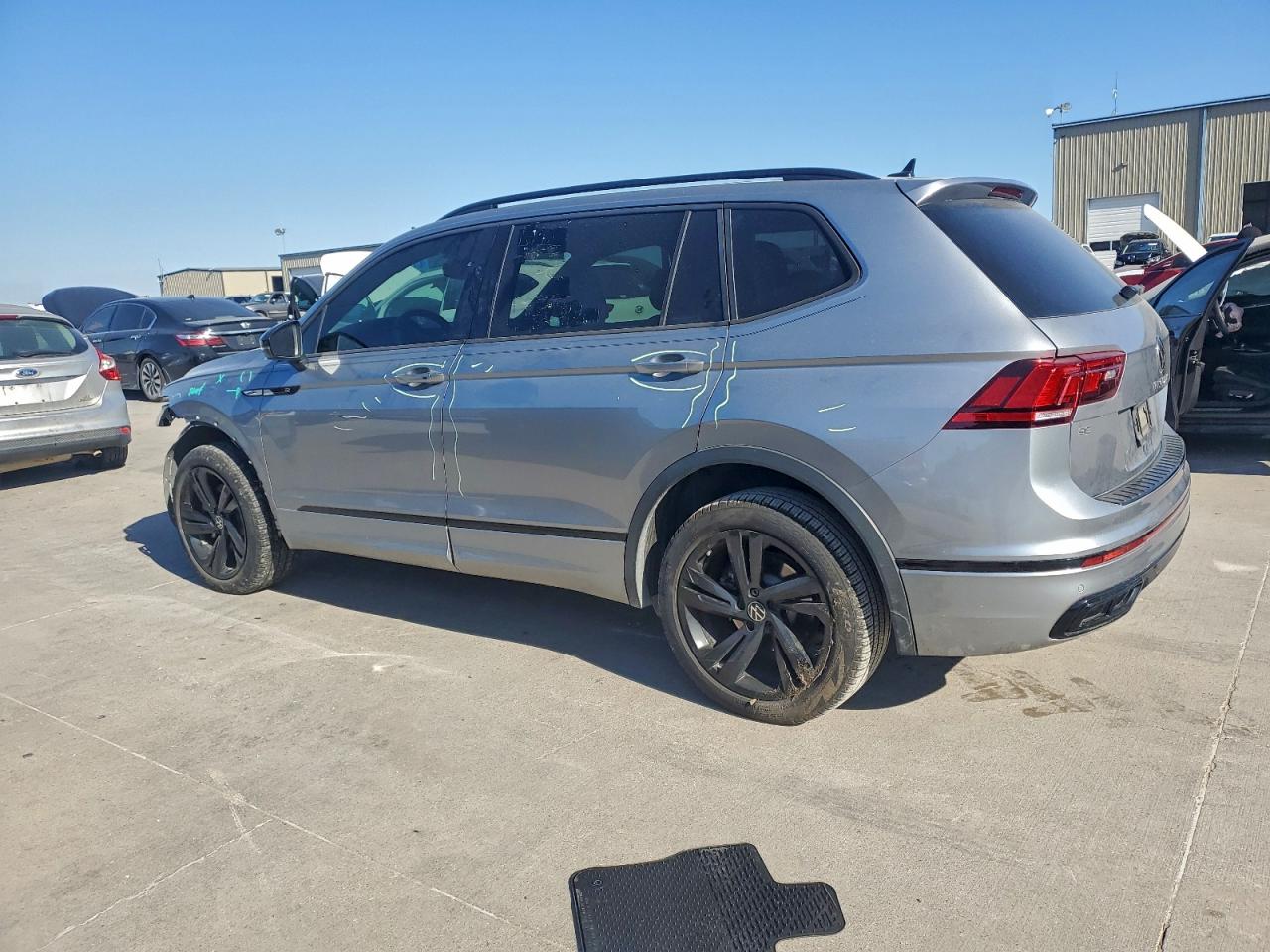 2024 VOLKSWAGEN TIGUAN SE R-LINE BLACK photo 2