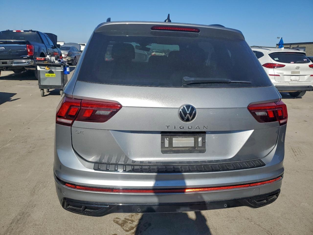 2024 VOLKSWAGEN TIGUAN SE R-LINE BLACK photo 6