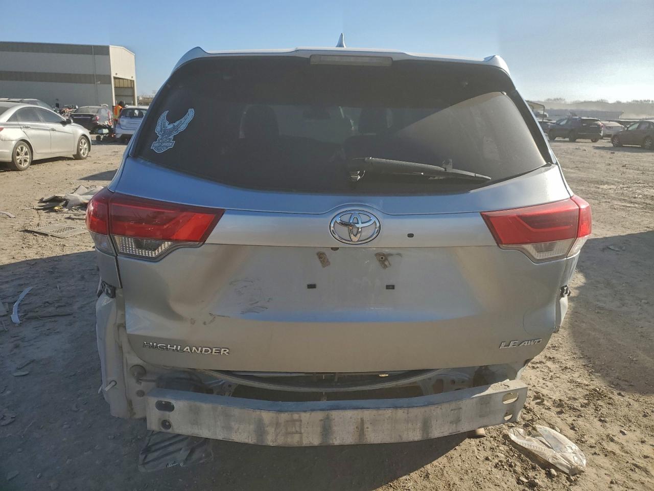 2018 TOYOTA HIGHLANDER LE photo 6