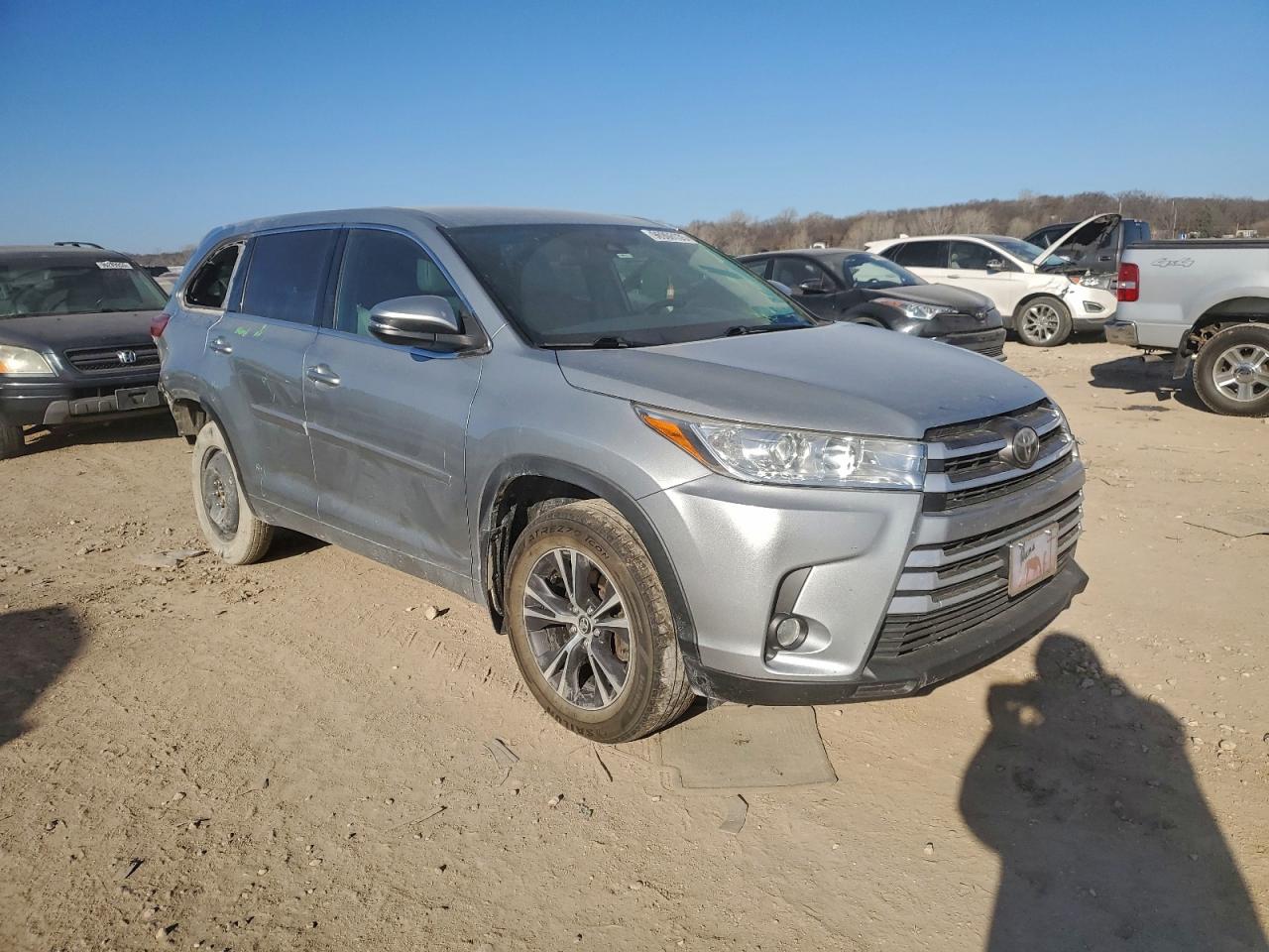2018 TOYOTA HIGHLANDER LE photo 4