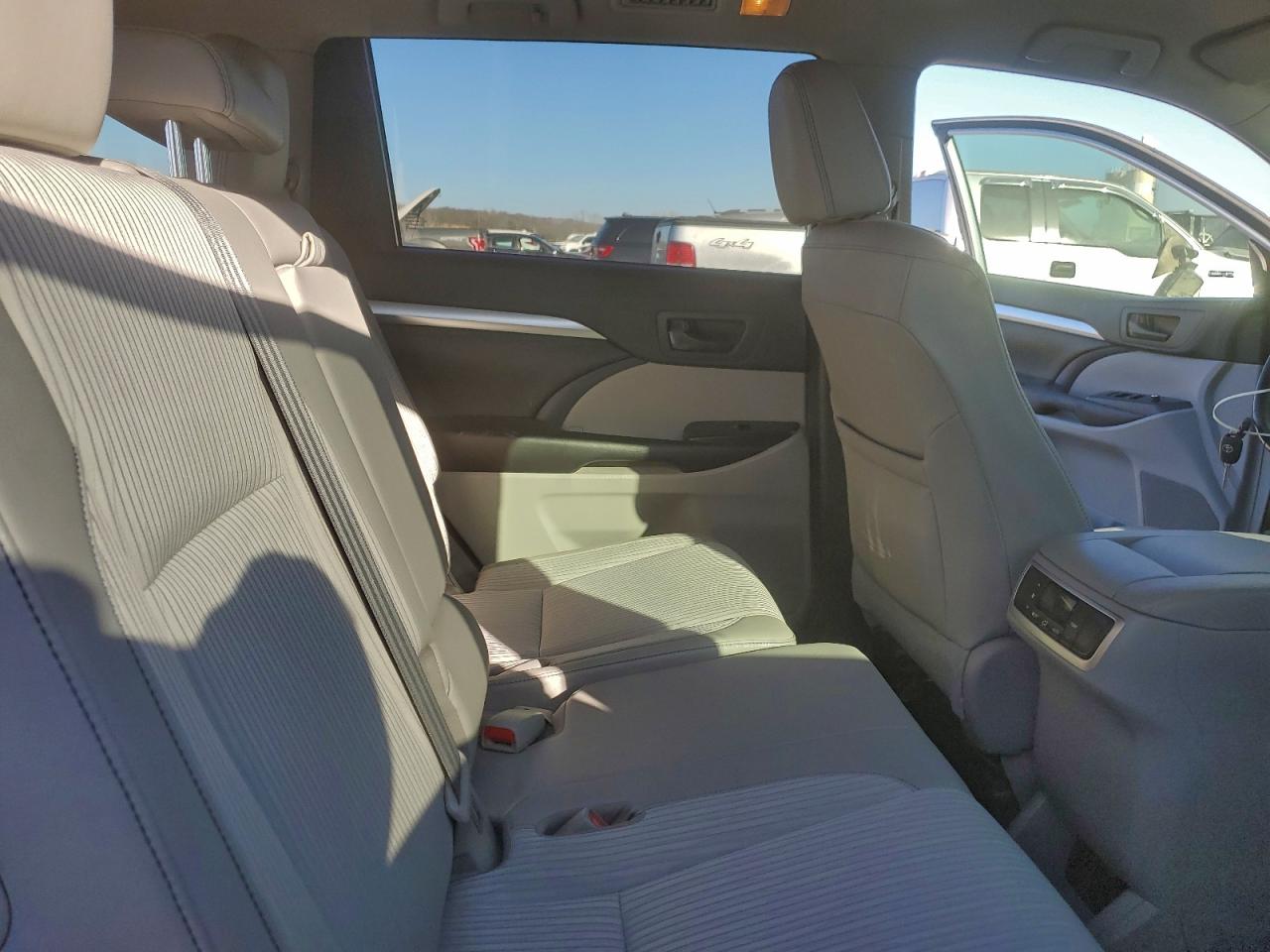 2018 TOYOTA HIGHLANDER LE photo 10