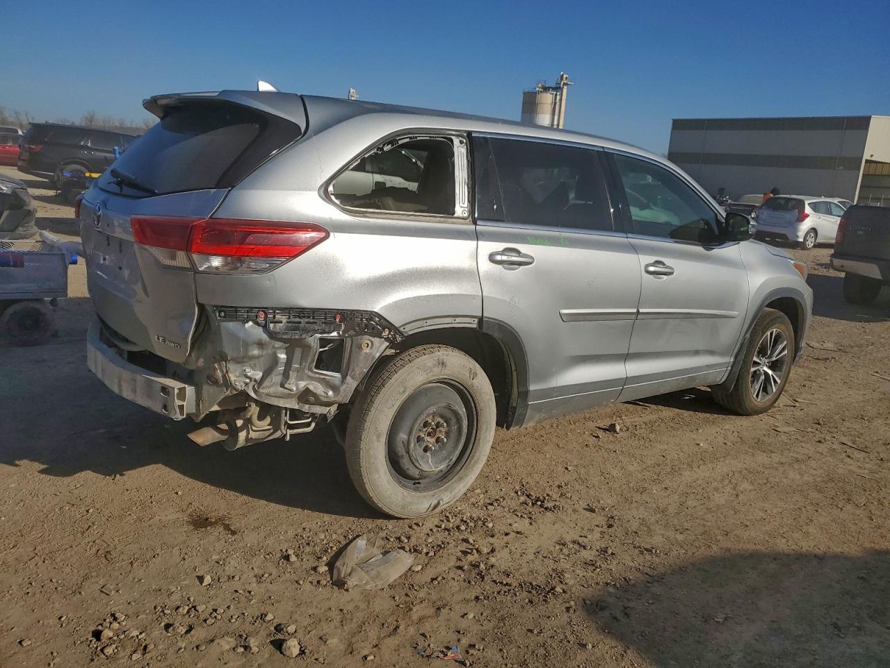 2018 TOYOTA HIGHLANDER LE photo 3