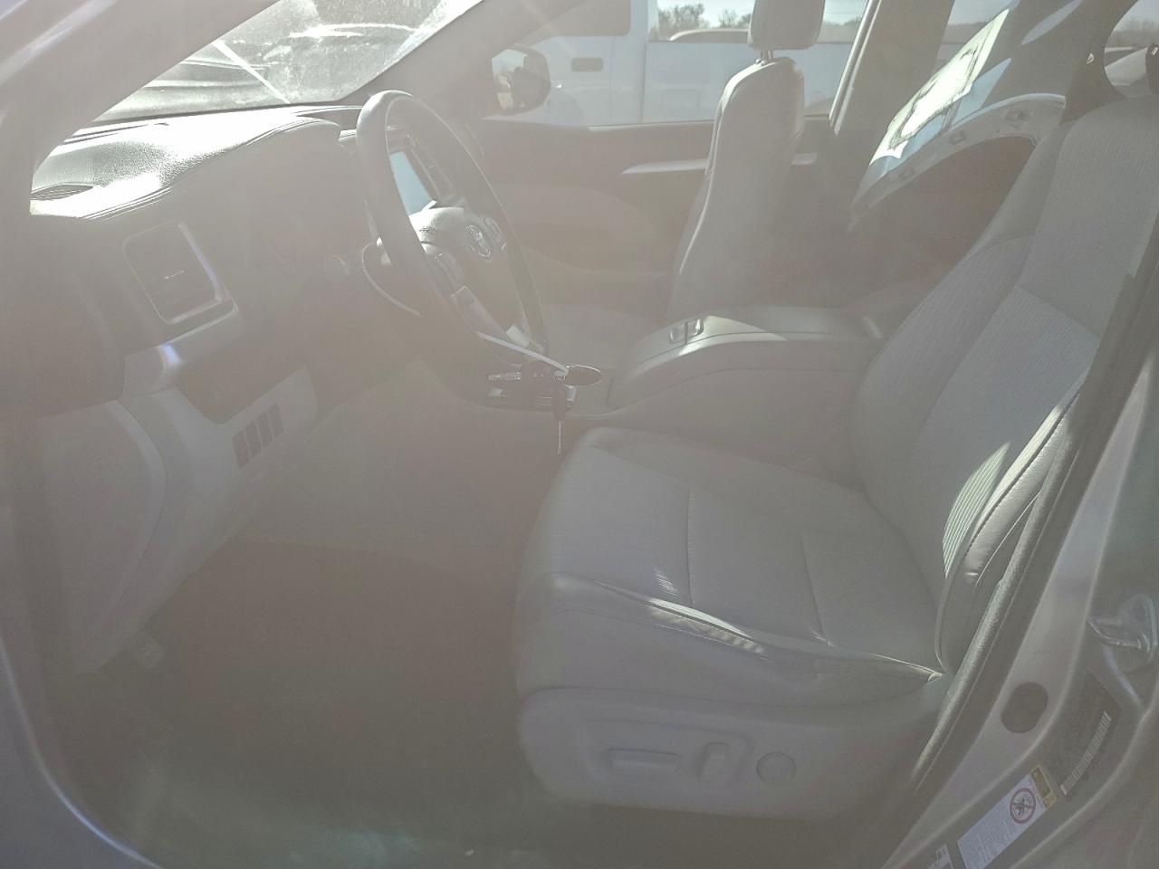 2018 TOYOTA HIGHLANDER LE photo 7