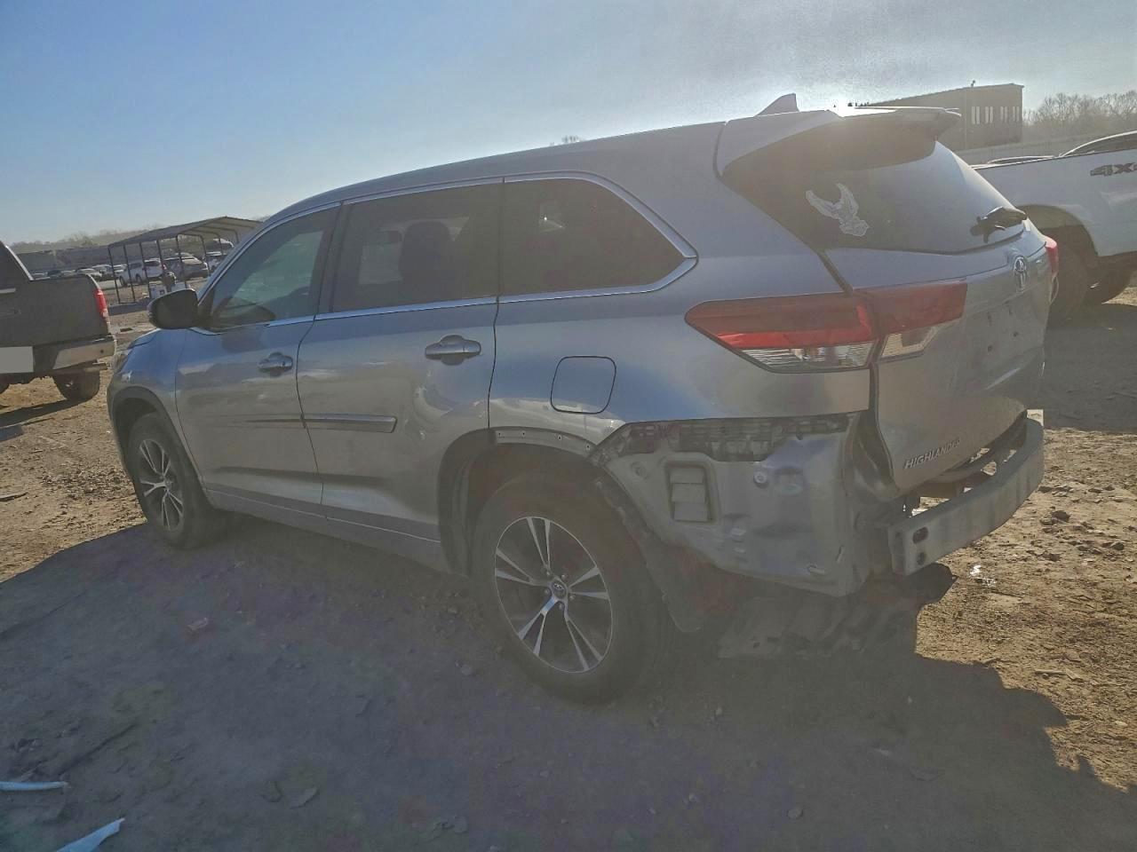 2018 TOYOTA HIGHLANDER LE photo 2