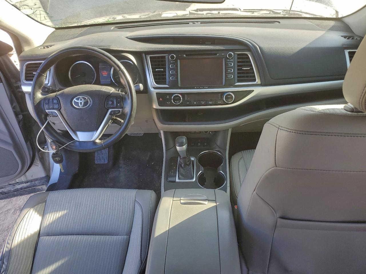2018 TOYOTA HIGHLANDER LE photo 8