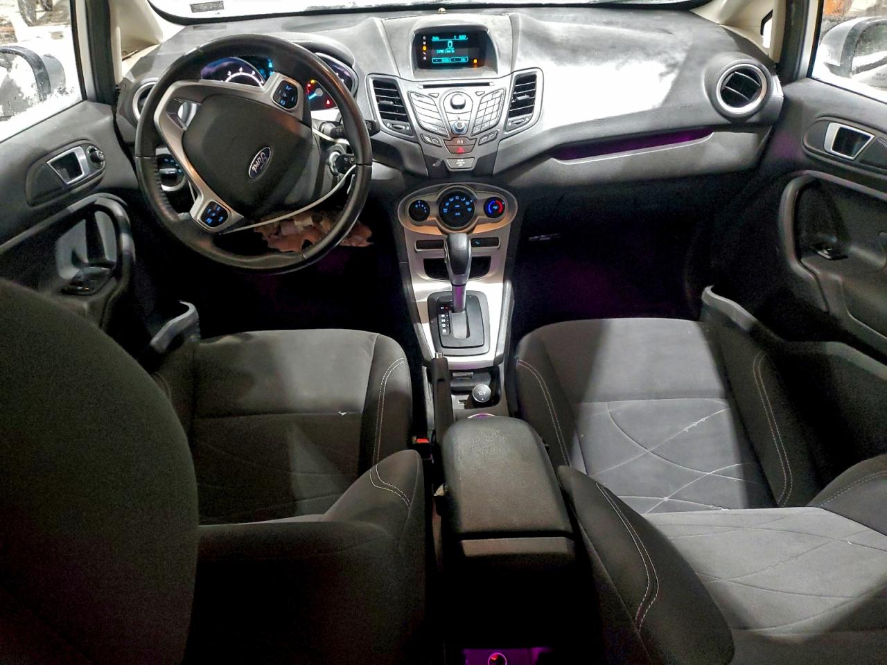 2015 FORD FIESTA SE photo 8