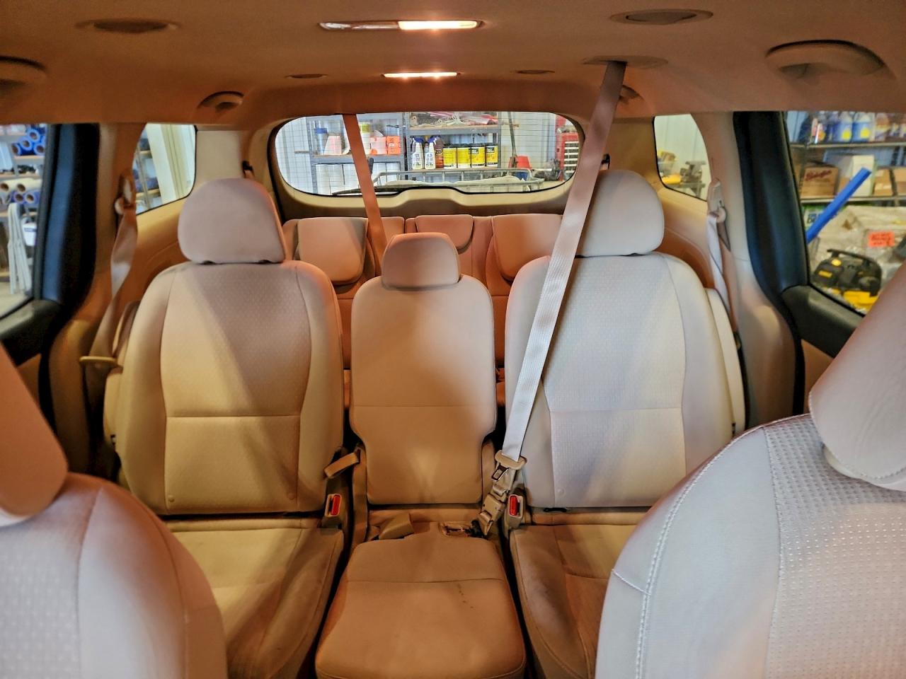 2017 KIA SEDONA LX photo 10