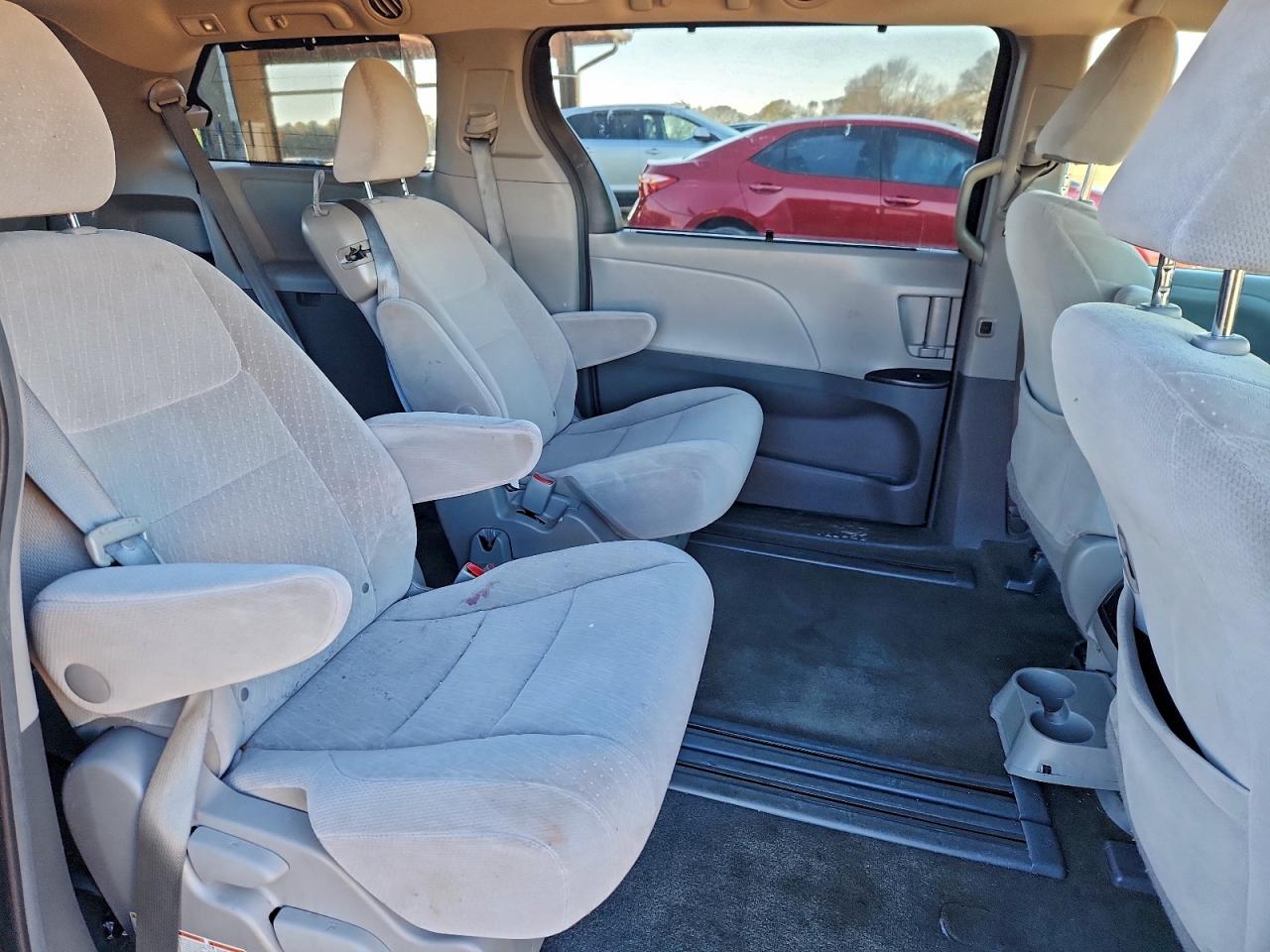 2016 TOYOTA SIENNA LE photo 11