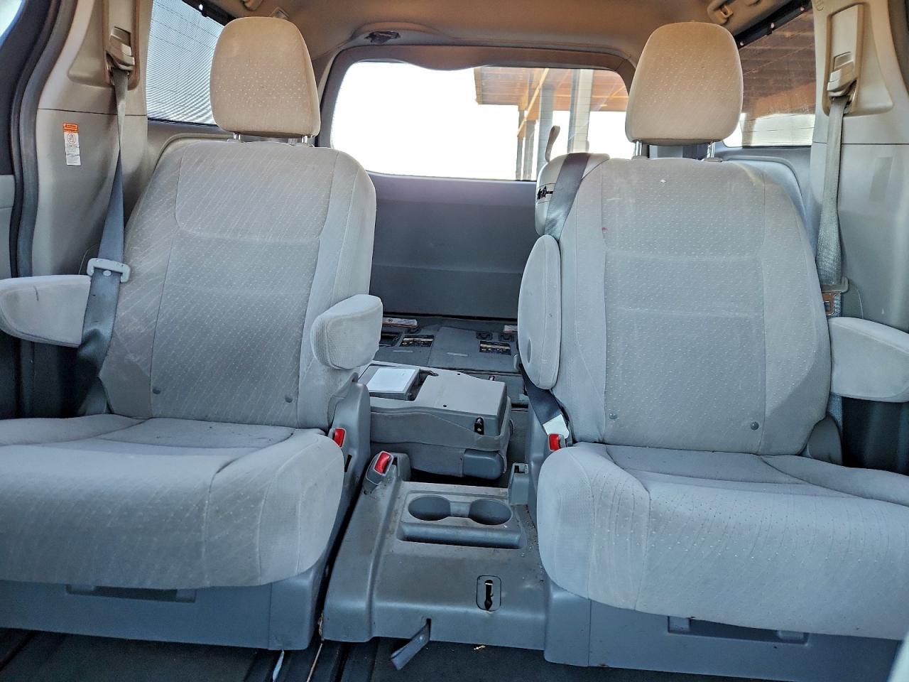 2016 TOYOTA SIENNA LE photo 10