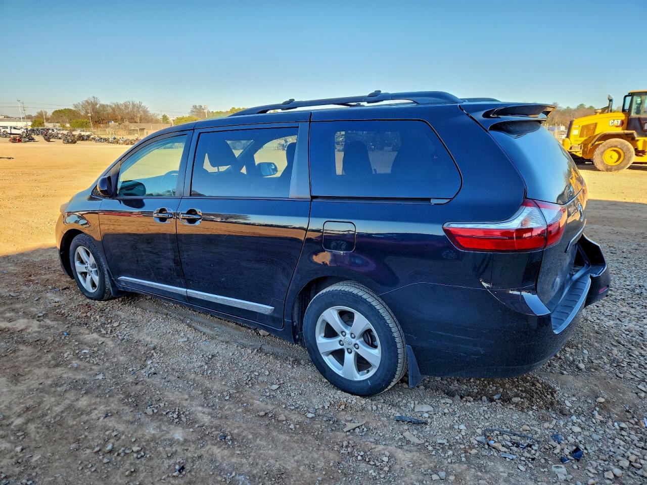 2016 TOYOTA SIENNA LE photo 2