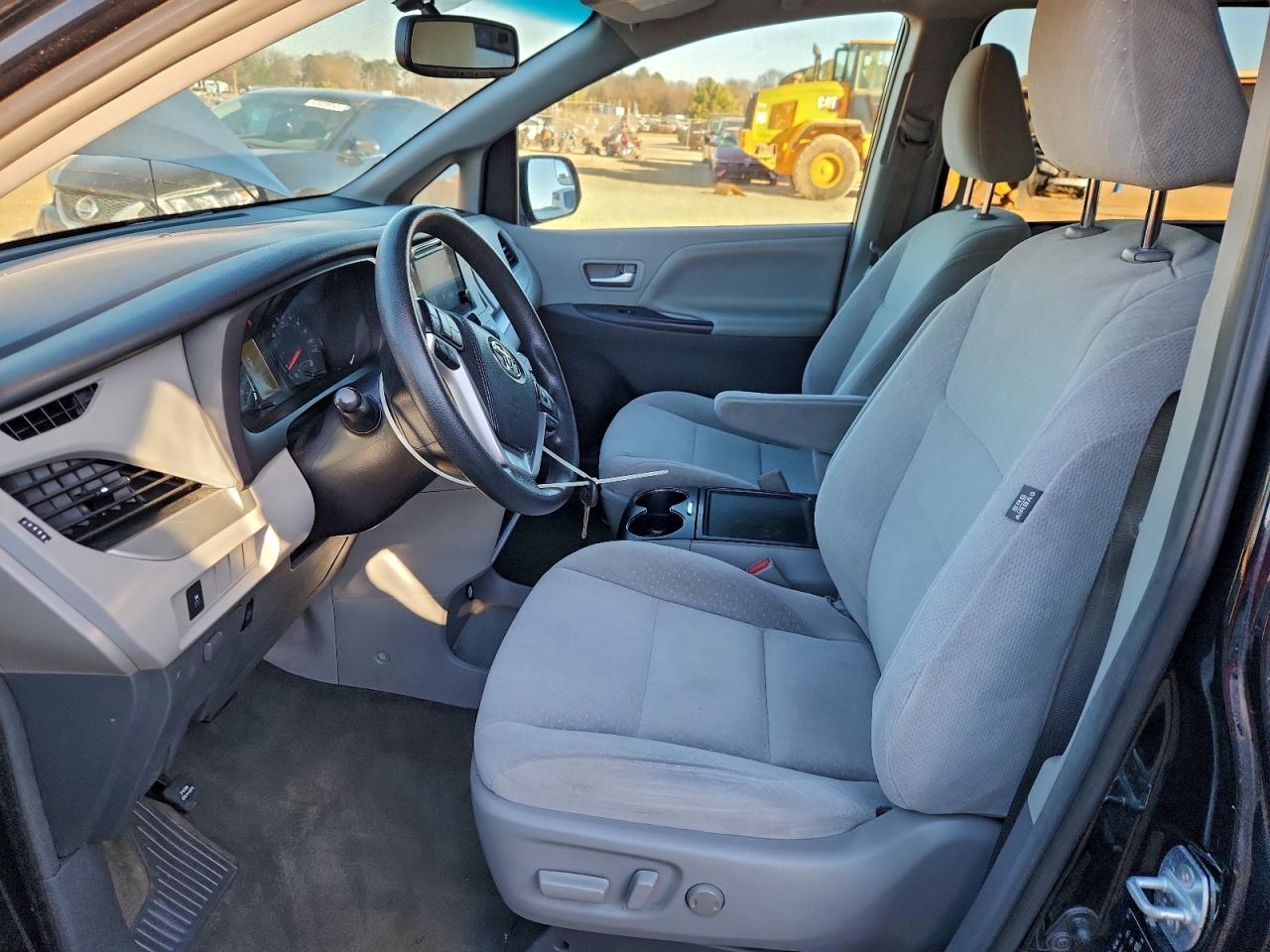 2016 TOYOTA SIENNA LE photo 7