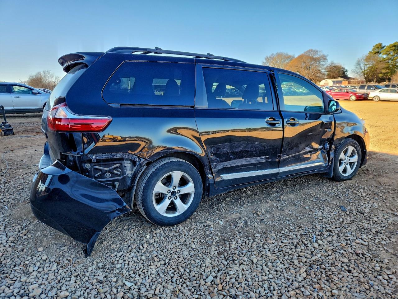 2016 TOYOTA SIENNA LE photo 3