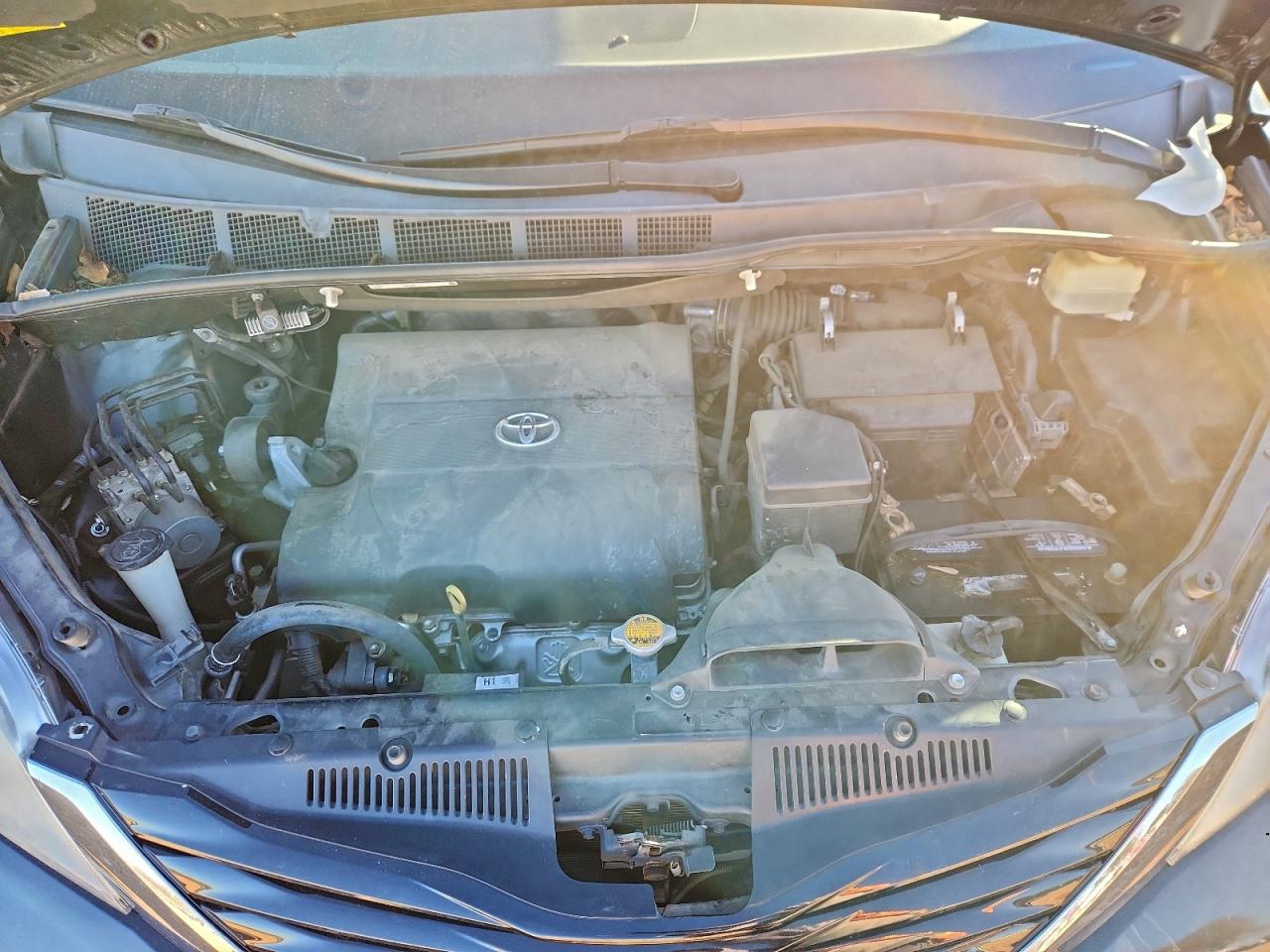 2016 TOYOTA SIENNA LE photo 12