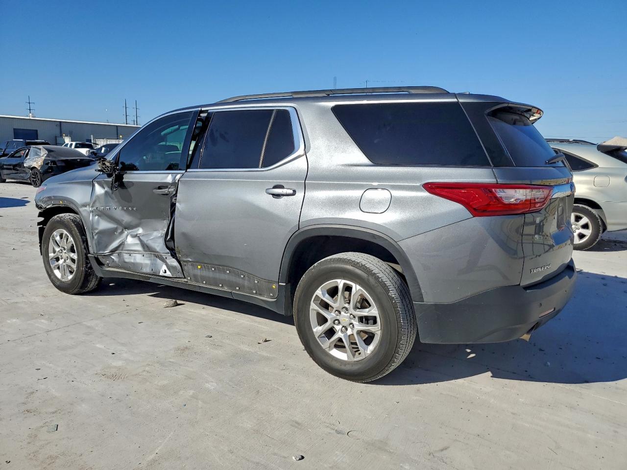 2020 CHEVROLET TRAVERSE LT photo 2