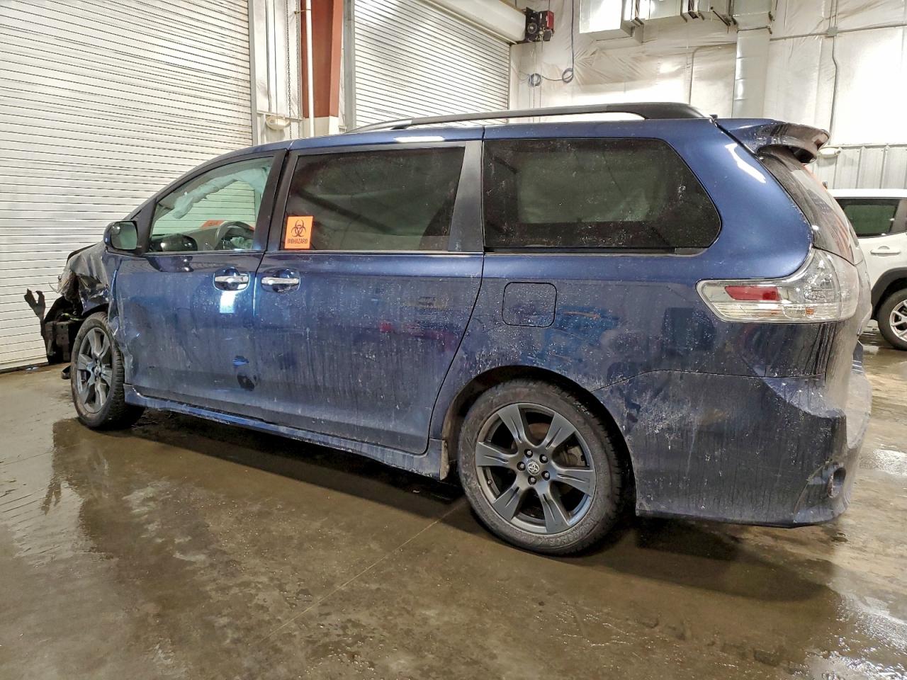 2020 TOYOTA SIENNA SE photo 2