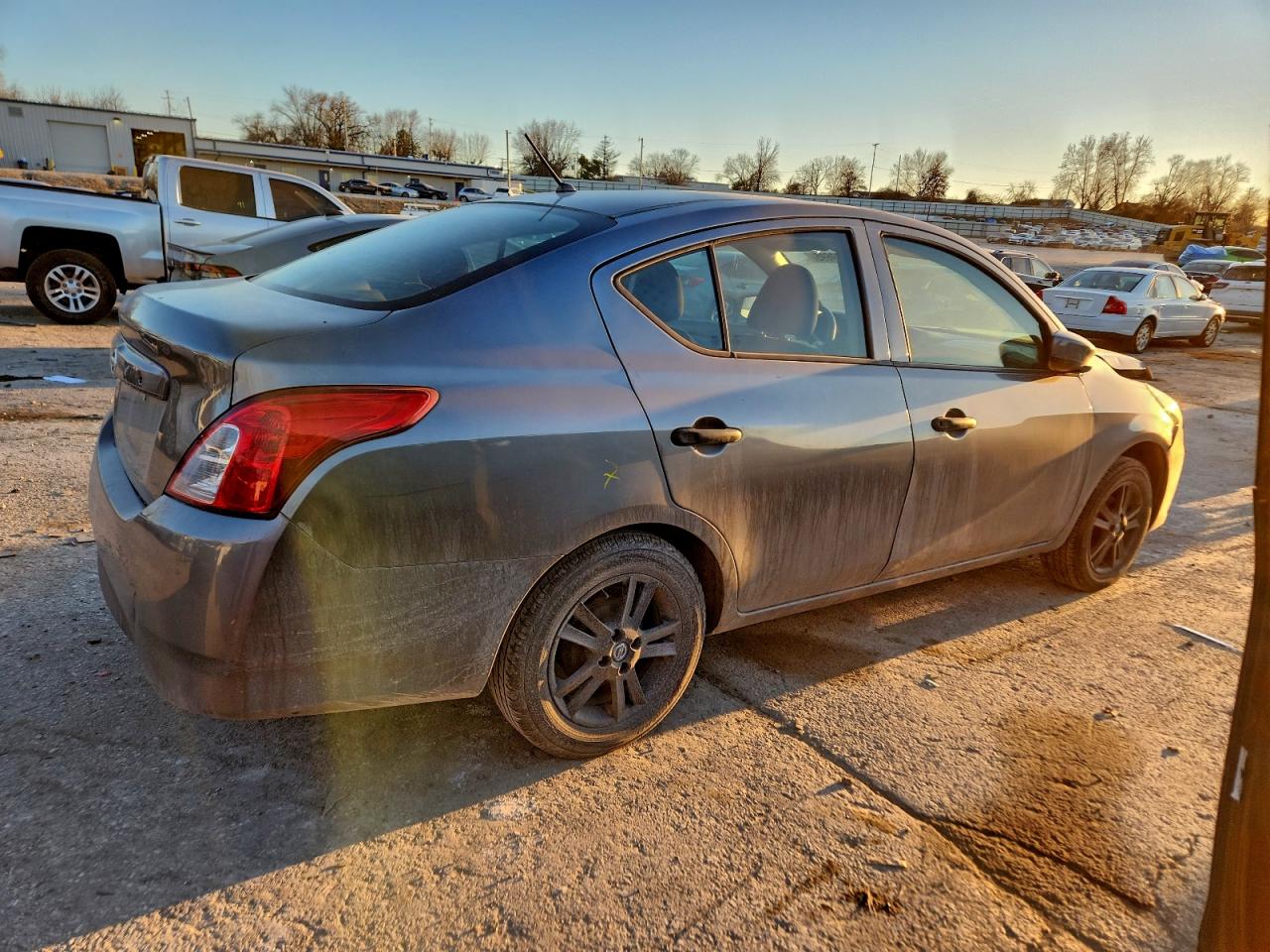 2019 NISSAN VERSA S photo 3