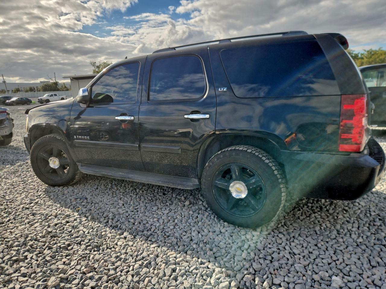 2008 CHEVROLET TAHOE C1500 photo 2