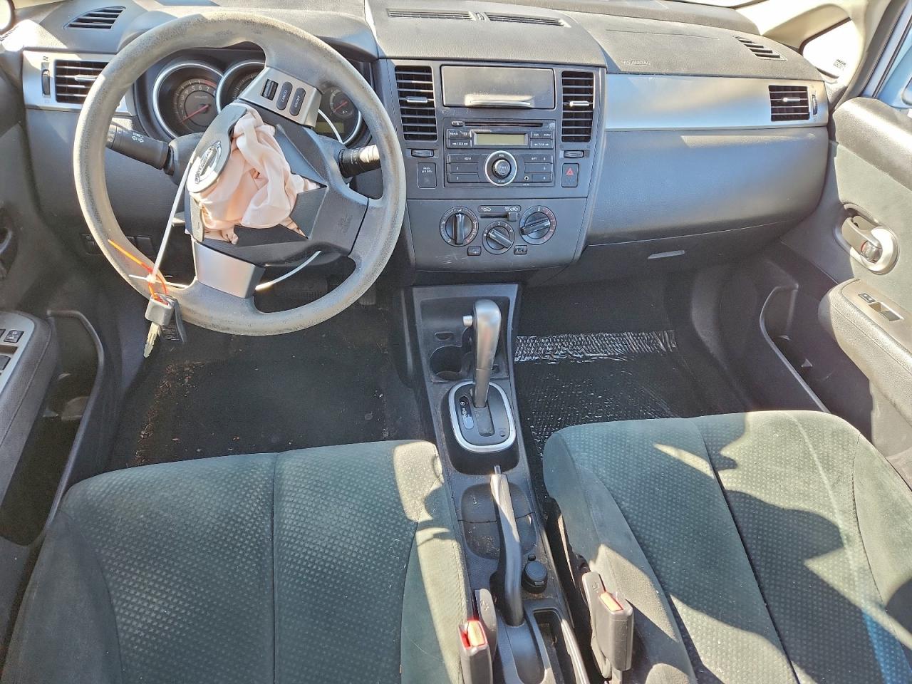 2011 NISSAN VERSA S photo 8