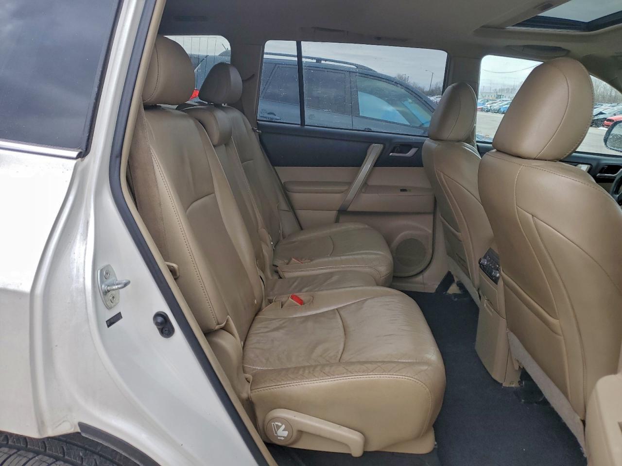 2012 TOYOTA HIGHLANDER BASE photo 11