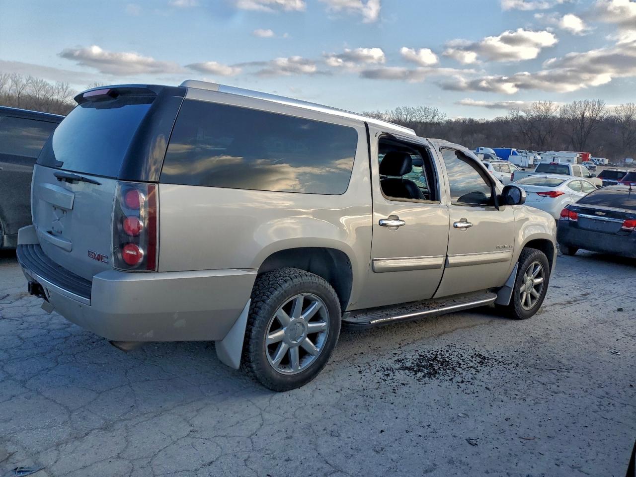 2007 GMC YUKON XL DENALI photo 3